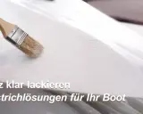 Mit einem Pinsel wird eine weiße Oberfläche bearbeitet. Holz klar lackieren für Ihr Boot.