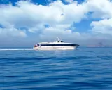 Schnelles Boot auf dem Weg von Ibiza nach Formentera. Die Inseln sind in der Ferne zu sehen.