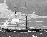 Das mysteriöse Schiff Mary Celeste segelt auf stürmischer See, einsam unter dramatischen Wolken.