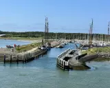 Segelboote im Vlieland Hafen, ein malerischer Anblick an einem sonnigen Tag.