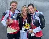 Tatjana Pokorny mit zwei Medaillengewinnern des Team Deutschland bei den Olympischen Spielen in Tokio.