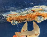 Rostige Opferanode am Schiff wird mit Schraubenschlüssel gelöst.