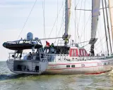 Segelboot "The Creek" mit Beiboot und Besatzung auf dem Wasser. Ein pelagic 77-Abenteuer beginnt.