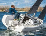 Zwei Männer segeln auf einer SAILART 19 über blaues Wasser.