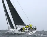 Segelboot mit gelber Crew bei einem spannenden ocean race.