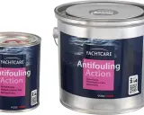 Zwei Dosen Yachtcare Antifouling Action, ein Mittel gegen Bewuchs am Bootsrumpf.