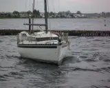 Segelboot im Wasser, bereit für ein Abenteuer. Die Freundschaft 22 ist ein Symbol für Freiheit und gemeinsame Erlebnisse auf See.