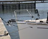 Bugspitze einer Yacht, festgemacht an einem Holzsteg. Niro Petersen genießt die Ruhe am Wasser.