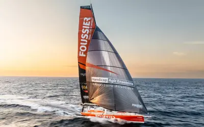 Ein Segelboot mit dem Namen "Foussier" nimmt an der Vendée Globe teil. Die Boote sind für extreme Rennen konzipiert.
