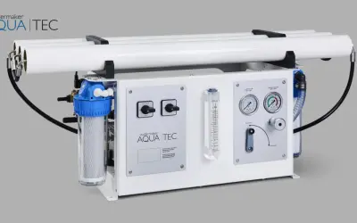 Aqua-Tec-Anlage zur Umwandlung von Meerwasser in Trinkwasser. Mit Filtern, Schaltern und Manometern.