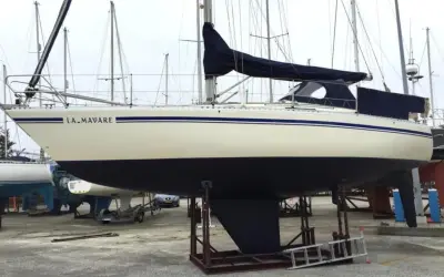 Segelboot "LA.MAVARE", eine Comfortina 32, steht auf Böcken im Hafen.