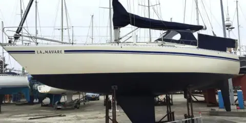 Segelboot "LA.MAVARE", eine Comfortina 32, steht auf Böcken im Hafen.