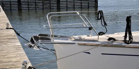 Bugspitze einer Yacht, festgemacht an einem Holzsteg. Niro Petersen genießt die Ruhe am Wasser.