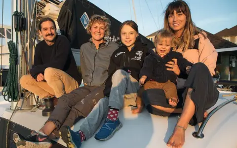 Fünf Personen, darunter Greta Thunberg, sitzen auf einem Boot. Sie sind Teil der Crew der "La Vagabonde".