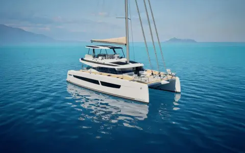 Eine weiße Katamaran-Yacht, eine FOUNTAINE PAJOT, gleitet auf ruhigem, blauem Wasser. Im Hintergrund sind Berge und eine Insel zu sehen.