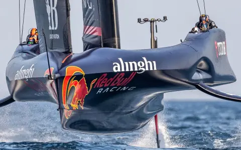Alinghi Red Bull Racing-Boot hebt ab, die Flügel gleiten über das Wasser.