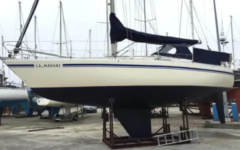 Segelboot "LA.MAVARE", eine Comfortina 32, steht auf Böcken im Hafen.