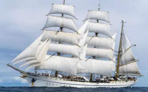 Das Gorch Fock Schiff gleitet majestätisch über die Wellen, seine weißen Segel sind voller Wind.