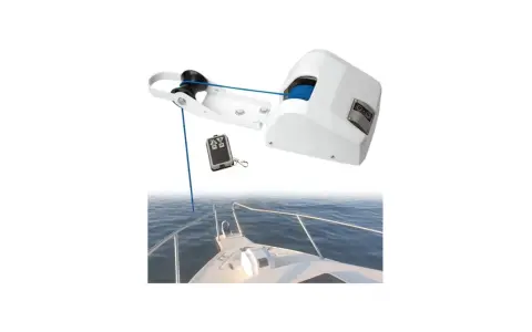 Weiße elektrische Ankerwinde für ein Boot, mit Fernbedienung und blauem Seil, bereit zum Einsatz auf dem Wasser.