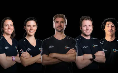 Das Team der Malizia Ocean Race, fünf Segler in schwarzen T-Shirts, bereit für die nächste Herausforderung.