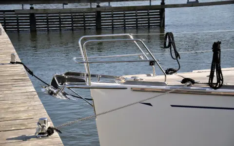 Bugspitze einer Yacht, festgemacht an einem Holzsteg. Niro Petersen genießt die Ruhe am Wasser.