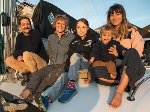 Fünf Personen, darunter Greta Thunberg, sitzen auf einem Boot. Sie sind Teil der Crew der "La Vagabonde".