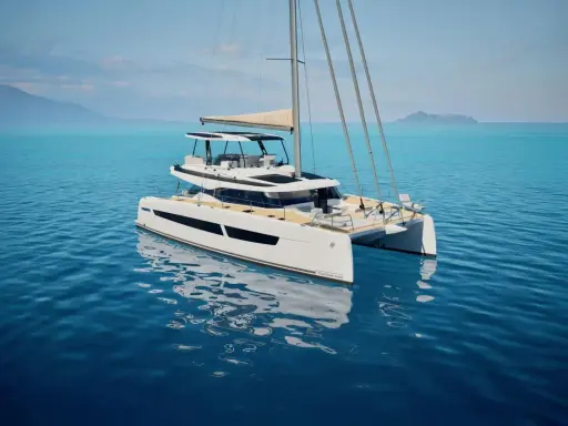 Eine weiße Katamaran-Yacht, eine FOUNTAINE PAJOT, gleitet auf ruhigem, blauem Wasser. Im Hintergrund sind Berge und eine Insel zu sehen.