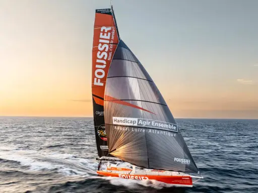 Ein Segelboot mit dem Namen "Foussier" nimmt an der Vendée Globe teil. Die Boote sind für extreme Rennen konzipiert.