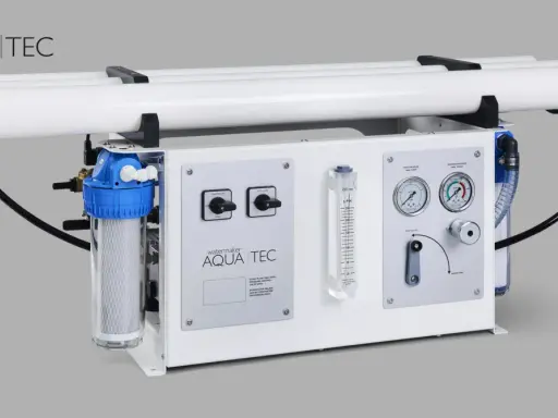 Aqua-Tec-Anlage zur Umwandlung von Meerwasser in Trinkwasser. Mit Filtern, Schaltern und Manometern.