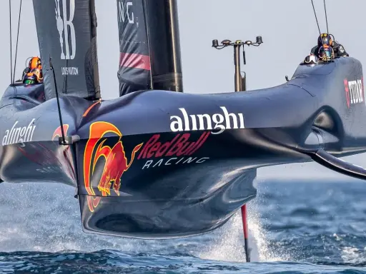 Alinghi Red Bull Racing-Boot hebt ab, die Flügel gleiten über das Wasser.