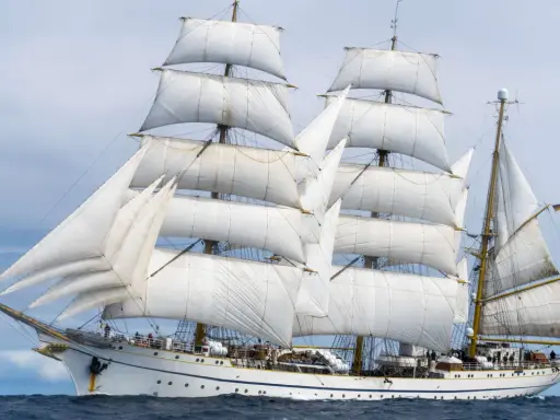 Das Gorch Fock Schiff gleitet majestätisch über die Wellen, seine weißen Segel sind voller Wind.