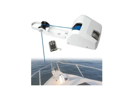 Weiße elektrische Ankerwinde für ein Boot, mit Fernbedienung und blauem Seil, bereit zum Einsatz auf dem Wasser.