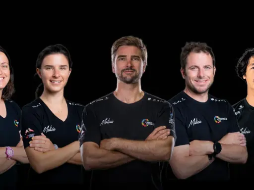 Das Team der Malizia Ocean Race, fünf Segler in schwarzen T-Shirts, bereit für die nächste Herausforderung.