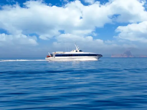 Schnelles Boot auf dem Weg von Ibiza nach Formentera. Die Inseln sind in der Ferne zu sehen.