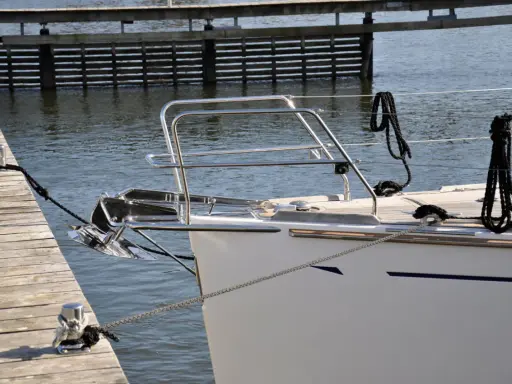 Bugspitze einer Yacht, festgemacht an einem Holzsteg. Niro Petersen genießt die Ruhe am Wasser.