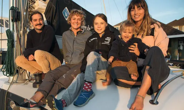 Fünf Personen, darunter Greta Thunberg, sitzen auf einem Boot. Sie sind Teil der Crew der "La Vagabonde".