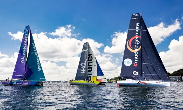 Drei Segelboote der Kiel Ocean Race kämpfen auf dem Wasser. Eines trägt #madeingermany, ein anderes AkzoNobel.