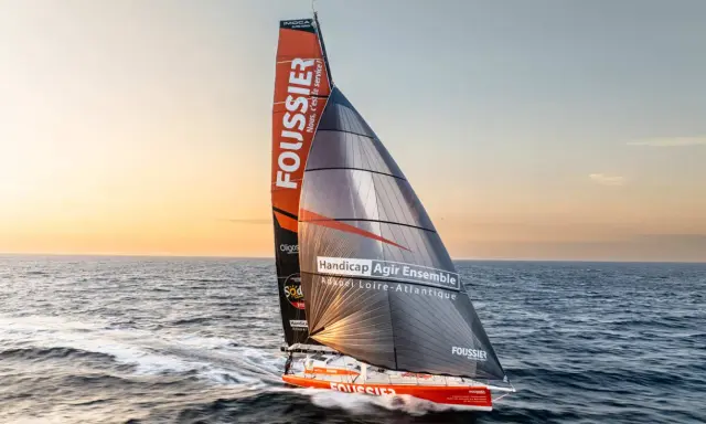 Ein Segelboot mit dem Namen "Foussier" nimmt an der Vendée Globe teil. Die Boote sind für extreme Rennen konzipiert.
