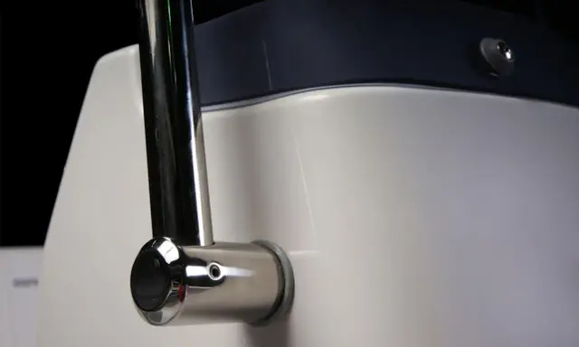 Glänzende weiße Oberfläche, die zeigt, was Gelcoat ist: eine glatte, schützende Beschichtung, oft auf Booten. Ein polierter Metallgriff ist montiert.