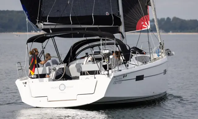 Segelboot mit schwarzem Großsegel und schwarzem Gennaker, erinnert an die legendären Fahrten von Eric Tabarly.