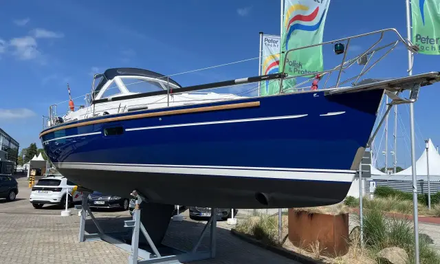Blaues GFK Boot auf Ständer, bereit für das Lackieren. Kosten für GFK Boot Lackieren sind hier ein Thema.