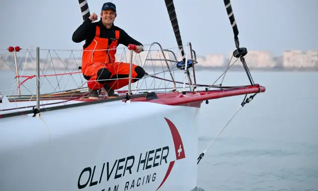 Oliver Heer feiert auf seinem Rennboot "Oliver Heer Ocean Racing" einen Erfolg.