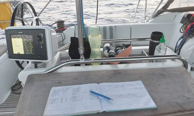 Segelboot auf dem Golf von Mexiko. Logbuch und Navigationsgerät bereit für die Reise.