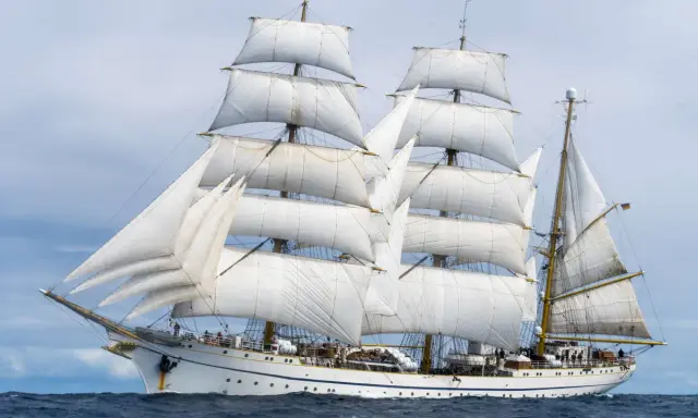 Das Gorch Fock Schiff gleitet majestätisch über die Wellen, seine weißen Segel sind voller Wind.