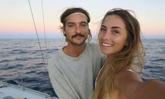 Ein Paar genießt den Sonnenuntergang beim Segeln auf der La Vagabonde.