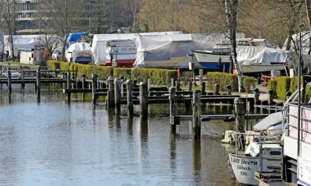 Boote unter Planen im Hafen von Almerimar, bereit für die nächste Saison.