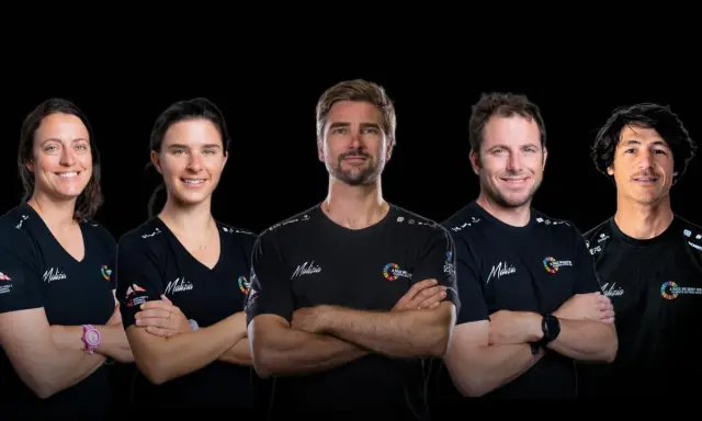 Das Team der Malizia Ocean Race, fünf Segler in schwarzen T-Shirts, bereit für die nächste Herausforderung.
