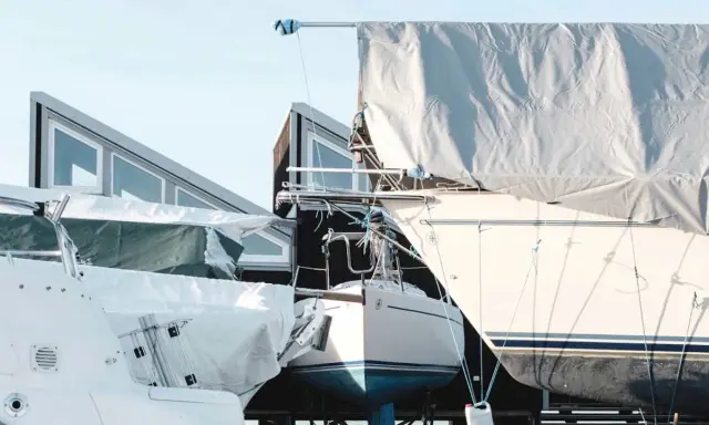 Boote werden für den Frostschutz boot einwintern vorbereitet. Sie sind mit Planen abgedeckt und stehen auf dem Trockendock.