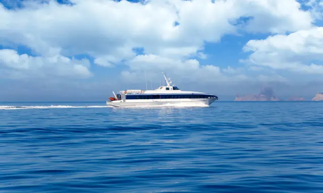Schnelles Boot auf dem Weg von Ibiza nach Formentera. Die Inseln sind in der Ferne zu sehen.