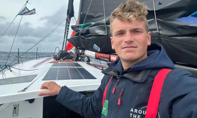 Melwin Fink auf seinem Segelboot, bereit für die nächste Etappe seiner Weltumsegelung.